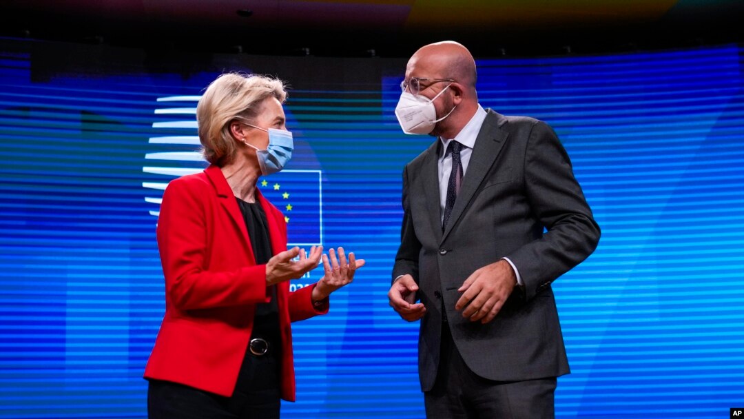 Președintele Comisiei Europene, Ursula von der Leyen, și președintele Consiliului European, Charles Michel, într-o discuție înainte de începerea uneia din reuniunile Consiliului European.