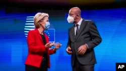 Președintele Comisiei Europene, Ursula von der Leyen, și președintele Consiliului European, Charles Michel, într-o discuție înainte de începerea uneia din reuniunile Consiliului European.