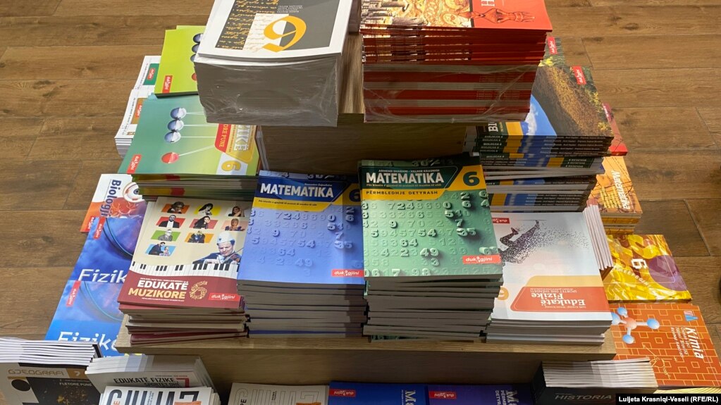Disa libra për klasë të ndryshme që shiten në një librari në Prishtinë. 
