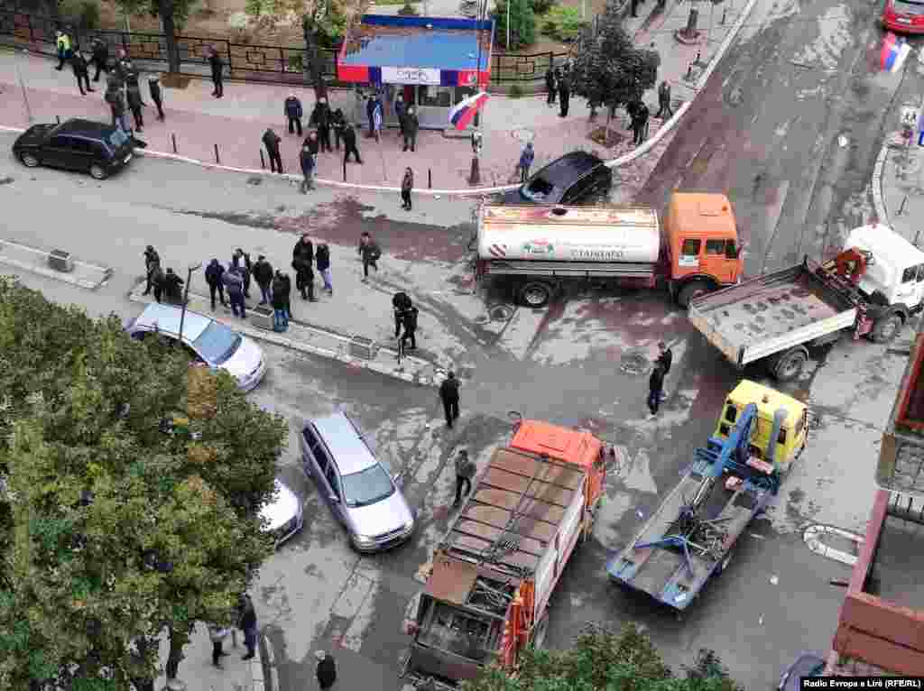 Građani su kamionima blokirali puteve u Severnoj Mitrovici.
