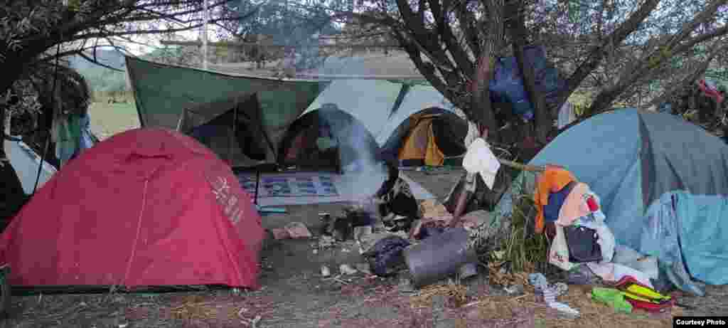 &nbsp;Žive u šatorima, bez dovoljno hrane, vode i ljekarske pomoći.