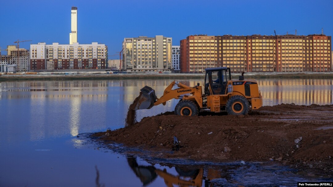 The controversial construction in the Kazakh capital, Nur-Sultan, involves partially filling a lake to build a residential complex. Environmental experts warn that the project will deprive the city of a massive green zone.