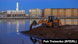 The controversial construction in the Kazakh capital, Nur-Sultan, involves partially filling a lake to build a residential complex. Environmental experts warn that the project will deprive the city of a massive green zone.