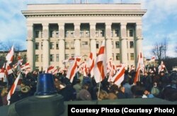 Удзельнікі мітынгу на Дзень волі ля тэлецэнтру, 24 сакавіка 1996