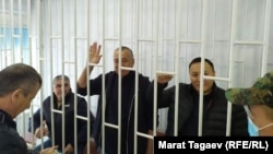  Курсан Асанов, Фарид Ниязов и Жениш Молдокматов (слева направо) в зале суда. 8 октября 2021 года. 