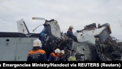 Specijalisti za hitne slučajeve rade na mjestu pada aviona L-410 u blizini grada Menzelinsk u Republici Tatarstan, Rusija, 10. oktobra 2021. 