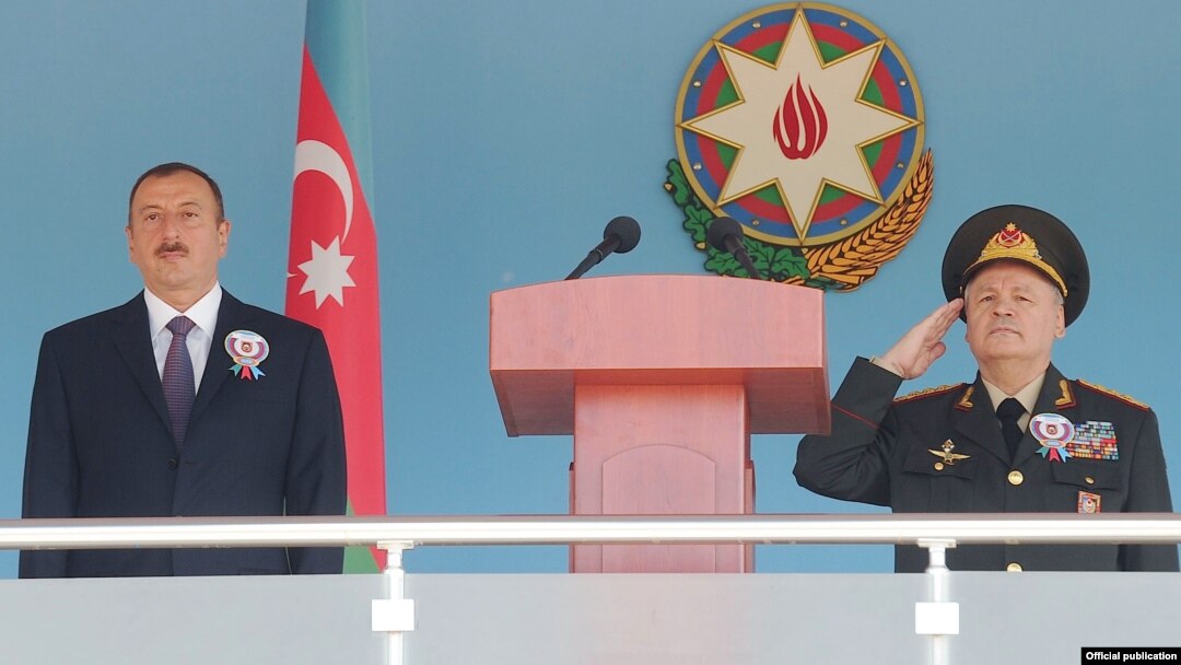 İlham Əliyev və Səfər Əbiyev Azərbaycan Ali Hərbi Məktəbində xüsusi təyinatlı hərbi təhsil müəssisələrinin növbəti buraxılışı mərasimində. 2012