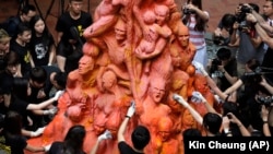 Skulptura në Hong Kong dedikuar viktimave të protestave në Sheshin Tiananmen. 