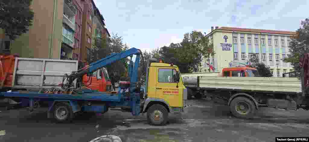 Në afërsi të &quot;Lagjes së Boshnjakëve&quot; u vendosën disa kamionë për të bllokuar një nga rrugët që lidh Mitrovicën e Veriut me atë të Jugut. 13 tetor 2021. &nbsp;