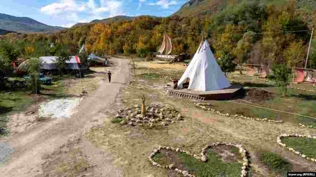 В горном Крыму, в частности в долинах, на бывших колхозных и совхозных угодьях Бахчисарайского района, за последний год появилось несколько глэмпингов, то есть гламурных кемпингов (glamorous camping)