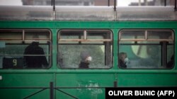 Putnici sa maskama na licu voze se tramvajem u Beogradu 11. oktobra 2021. 
