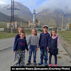 Дети из ингушского села – Давыдов пообещал им в следующий приезд привезти мяч