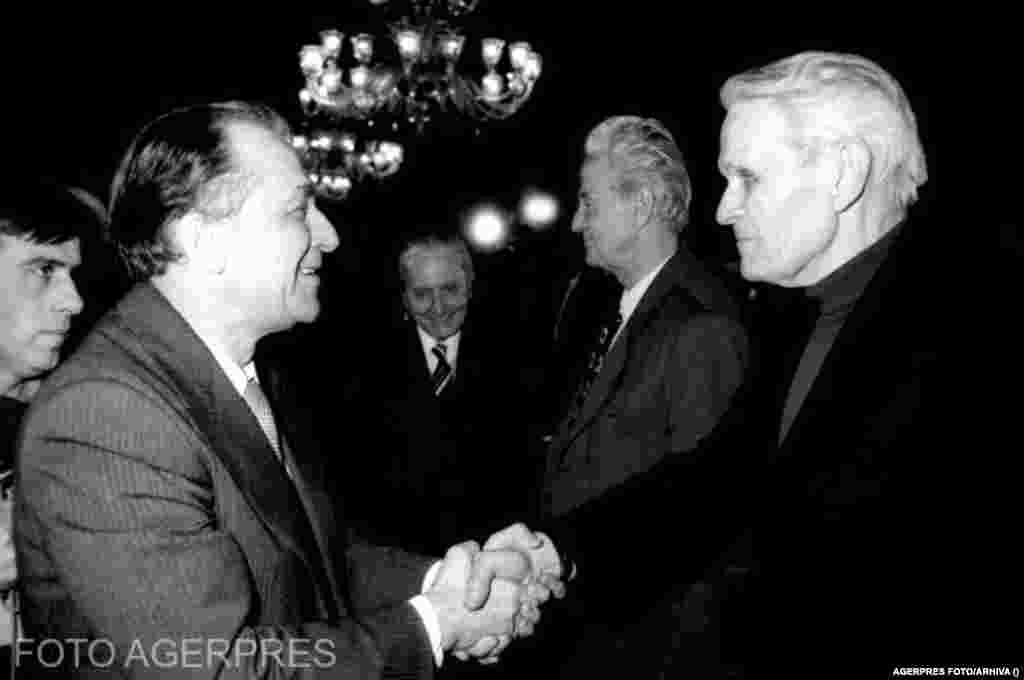 În 1990, atunci când partidele politice istorice s-au reînființat după 45 de ani de la desființare de către comuniști, Ion Iliescu s-a întâlnit cu liderii acestora. Corneliu Coposu, liderul Partidului Național Țărănesc și Democrat a participat la evenimentele organizate de CFSN.