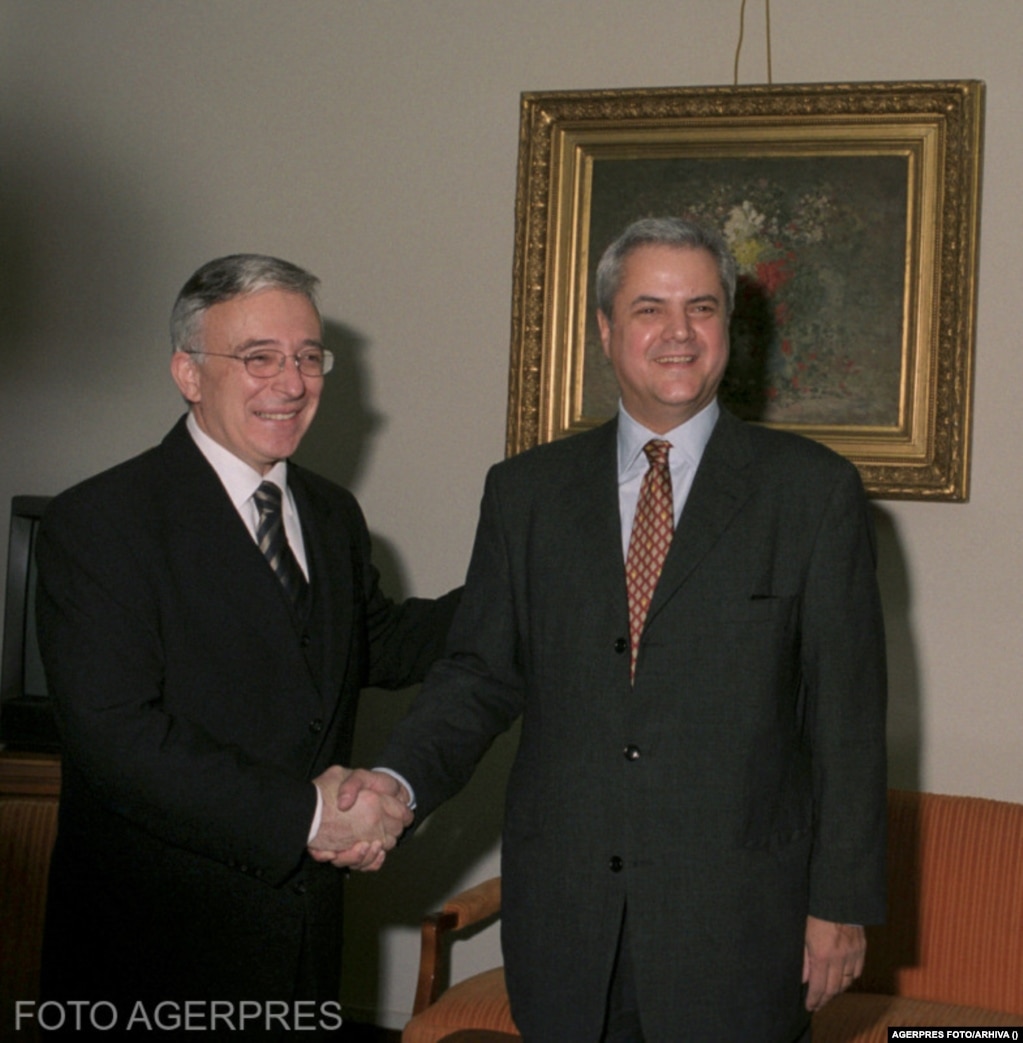 În 29 decembrie 2000, Mugur Isărescu îi predă mandatul de premier lui Adrian Năstase.