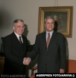 În 29 decembrie 2000, Mugur Isărescu îi predă mandatul de premier lui Adrian Năstase.