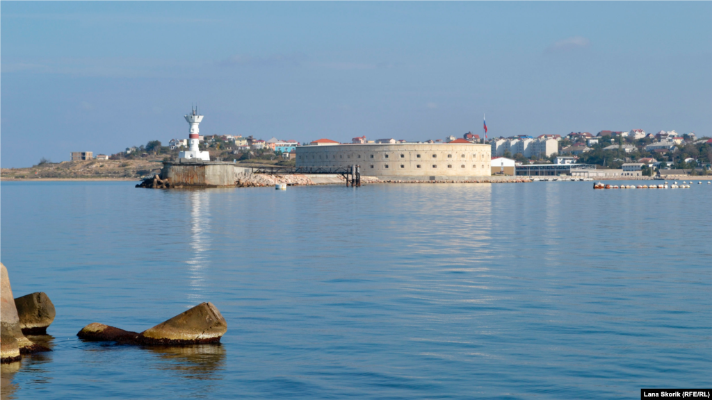 На іншому березі Севастопольської бухти&nbsp;&ndash; Північний мол, на якому розташована Костянтинівська казематована батарея​