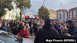 Policë dhe serbë lokalë në Mitrovicë të Veriut. Policia përdori gaz lotsjellës për të shpërndarë turmat. 13 tetor 2021.
