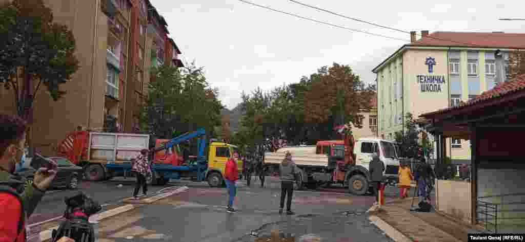 Kamionë të vendosur në njërën nga rrugët kryesore, në afërsi të &quot;Lagjes së Boshnjakëve&quot; që lidh pjesën veriore dhe atë jugore të Mitrovicës së Veriut. 13 tetor 2021.&nbsp;