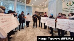 Акция за снижение долговой нагрузки граждан в здании Национального банка в казахстанской столице. 12 октября 2021 года