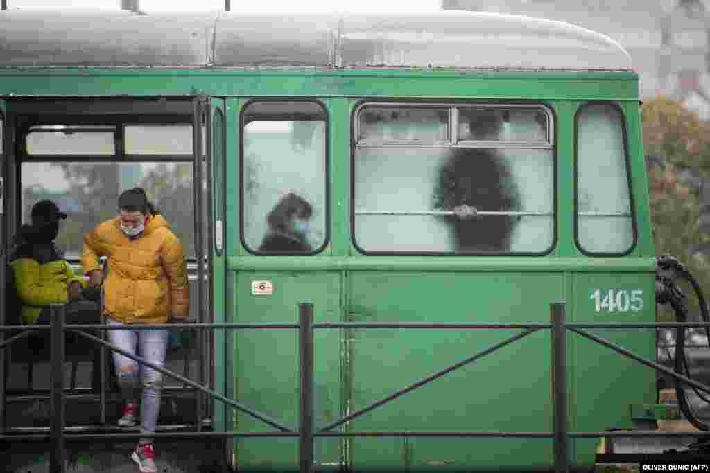 Serbia prej kohësh është bërë vatër e keqinformimit për vaksinat, nxitur nga një mungesë e besimit në qeverinë dhe në institucionet e tjera, si rezultat i skandaleve të shpeshta të korrupsionit dhe një mungese të përgjithshme të transparencës. (Beograd, 11 tetor 2021)