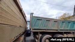 Kamionë të vendosur në magjistralen Prishtinë-Rashkë.