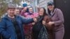 Вера Определённова с жителями Новокуйбышевска, которые помогали ей купить новый дом. 