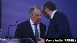 Ministar spoljnih poslova Rusije Sergej Lavrov sa predsednikom Srbije Aleksandrom Vučićem na konferenciji za novinare uoči samita Pokreta nesvrstanih u Beogradu, 10. oktobar 2021. 