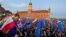 Хилади поляци протестираха срещу опити на властите да се противопоставят на Брюксел.
