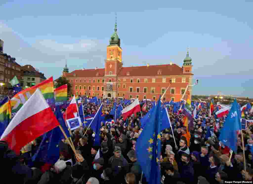ЕУ / ПОЛСКА - Европската унија ќе даде цврст одговор на пресудата на врховниот суд на Полска со која се оспорува приматот на правото на ЕУ, високиот претставник на Унијата Жозеп Борел. Тој ја повтори загриженоста на Европската комисија за минатонеделната пресуда, но не посочи какви чекори може да преземе за да се доведе Полска во линија.