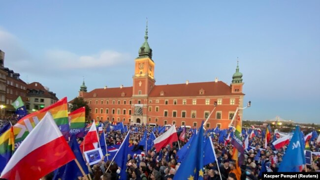 Protestat në Varshavë kundër vendimit të Gjykatës Kushtetuese, 10 tetor, 2021.