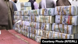 آرشیف- بسته های دالر امریکایی در بانک مرکزی افغانستان