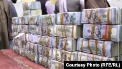 آرشیف- نوت های صد دالری در دافغانستان بانک. عکس جنبه تزئینی دارد