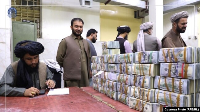 ارشیف: د افغانستان بانک ته رسېدلې د ډالرو بستې. د ۲۰۲۱م کال د اکټوبر ۱۱مه