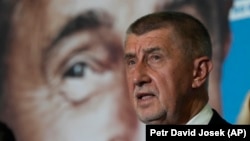 Înlăturat de la putere în urmă cu doi ani de o coaliție pro-occidentală, populistul Andrej Babiš atacă tot mai des actuala orientare pro-ucraineană a politicii externe cehești. 