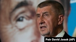 Miliardarul Andrej Babiš și-a adunat capital politic în ultimii 12 ani promițând că va da de pământ cu politicienii corupți. Acum ar putea deveni al doilea premier ceh condamnat pentru asemenea fapte. 