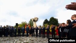 Свеченоста кај споменикот Могила на непобедените во Прилеп по повод одбележувањето на 11 октомври