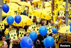 Oamenii organizează un protest împotriva centralei nucleare belgiene Tihange.