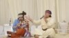 Двое мужчин исполняют духовную песню без музыкального сопровождения на свадебном торжестве в Афганистане