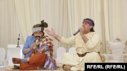 Двое мужчин исполняют духовную песню без музыкального сопровождения на свадебном торжестве в Афганистане.