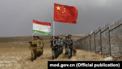 Пограничники Китая и Таджикистана совместно патрулируют участок границы, 17 сентября 2017 года