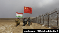 Frontier defense troops of China and Tajikistan conduct a joint patrol along the Chinese-Tajik border. (file photo)