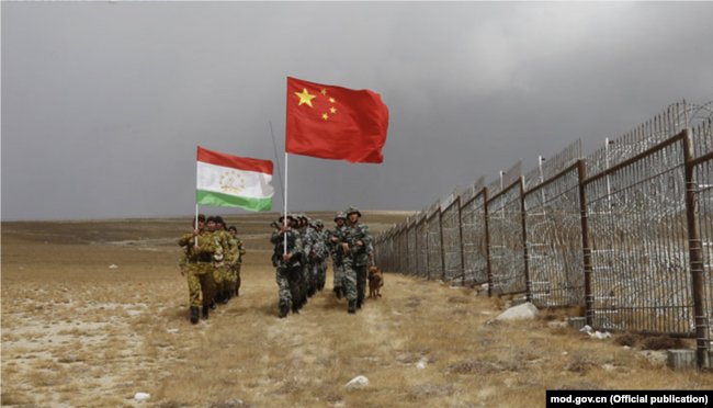 Пограничники Китая и Таджикистана совместно патрулируют участок границы, 17 сентября 2017 года