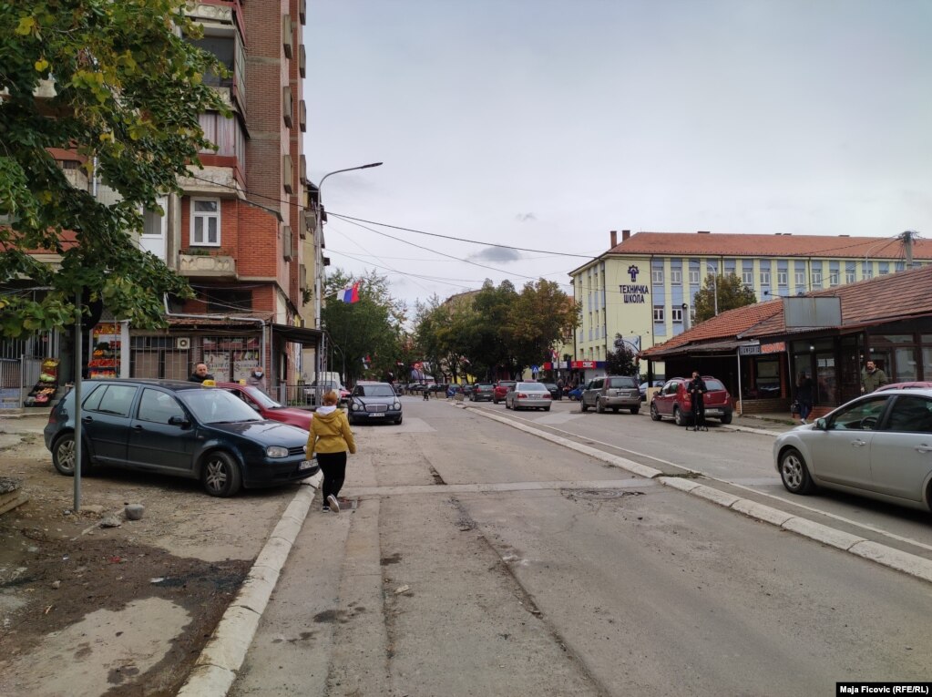Kjo rrugë në afërsi të "Lagjes së Bosnjakëve" në Mitrovicë të Veriut më 13 tetor u bllokua nga disa kamionë, që vendosën banorët lokalë. Kjo rrugë është një prej rrugëve që lidh pjesën verirore dhe jugore të Mitrovicës.  (Mitrovicë e Veriut, 14 tetor 2021)