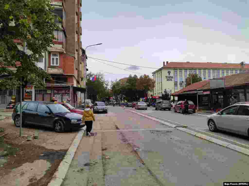 Kjo rrugë në afërsi të &quot;Lagjes së Bosnjakëve&quot; në Mitrovicë të Veriut më 13 tetor u bllokua nga disa kamionë, që vendosën banorët lokalë. Kjo rrugë është një prej rrugëve që lidh pjesën verirore dhe jugore të Mitrovicës.&nbsp; (Mitrovicë e Veriut, 14 tetor 2021)