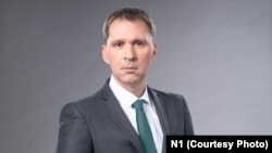 Igora Božića je novi menadžment 3. aprila obavestio da je razrešen sa funkcije direktora vesti televizije N1, a kasnije je informisan da je "neraspoređen".