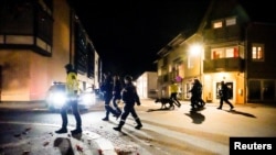 Nakon napada nacionalna policija Norveške naredila je službenicima širom zemlje da nose vatreno oružje, budući da policajci inače nisu naoružani, Kongsberg, Norveška, 13. oktobar 2021.