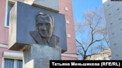 Памятный знак Игорю Тамму. Владивосток