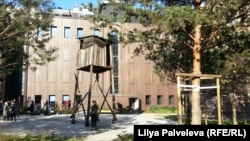 Сад Памяти с лагерной вышкой около Музея истории ГУЛАГа