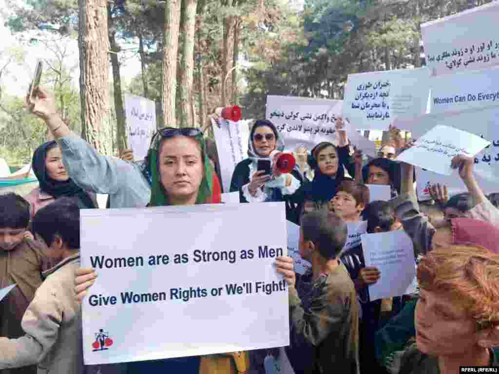 Azután, hogy augusztus közepén a tálibok magukhoz vették a hatalmat Afganisztánban, a nők egy része elveszítette munkáját, a felsős és főiskolás lányok nem folytathatták tanulmányaikat. A képen a jogaikért tüntető afgán nők láthatók Kabulban ősszel&nbsp;