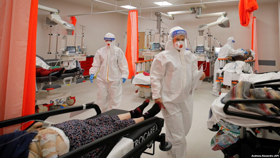 Patients lie on beds in the emergency room, turned into a COVID-19 unit due the high number of cases, at a hospital in Bucharest on October 12.